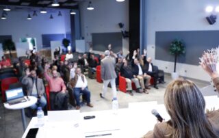 Los asociados presentes votan la aprobación de la compra de un nuevo inmueble que se transformará en sede de Aspremetal